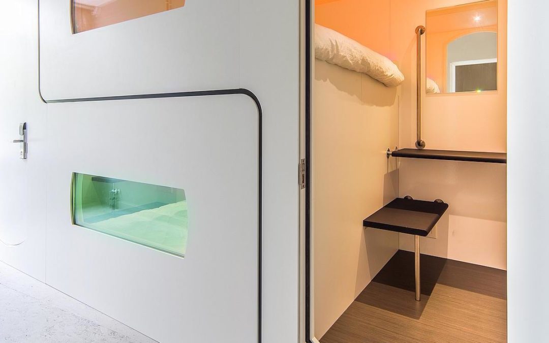 Full width header on post